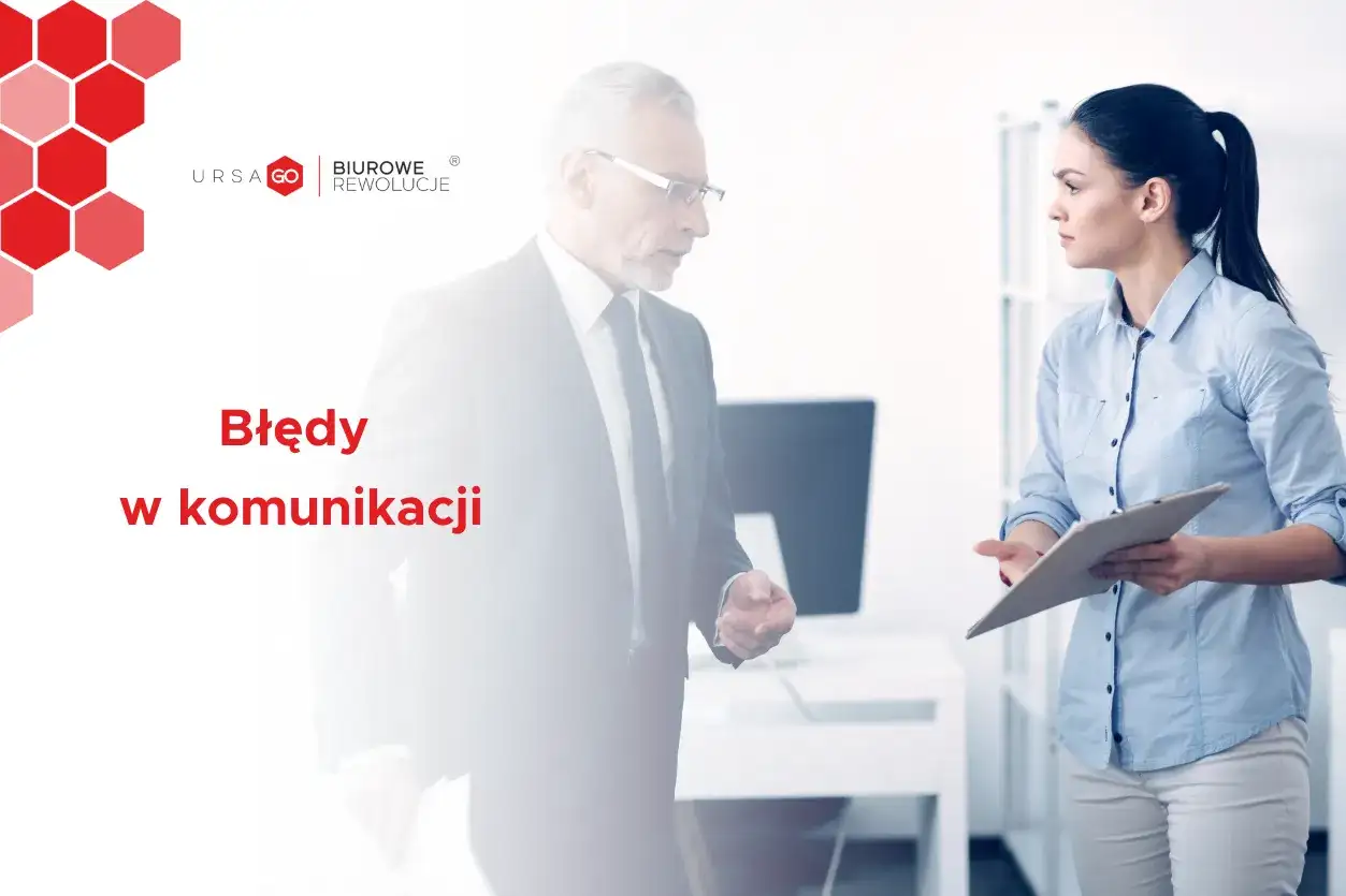 Dwóch współpracowników dyskutuje, omawiając przykłady błędów w komunikacji.