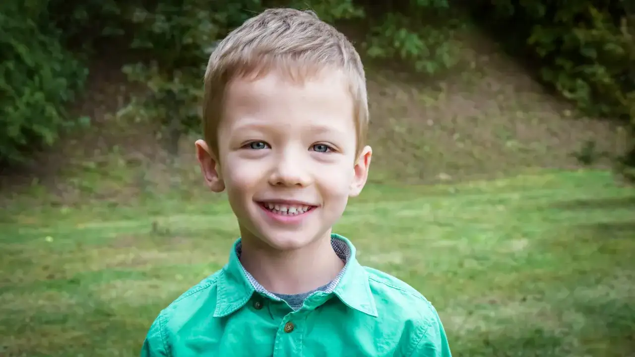 Echolalia a autyzm: Kiedy powtarzanie słów jest normą, a kiedy niepokoi?