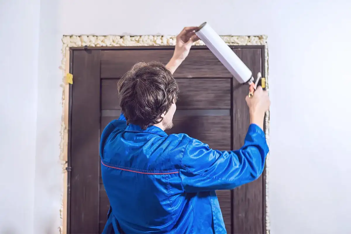 Jak zamontować drzwi wejściowe - uniknij najczęstszych błędów montażu