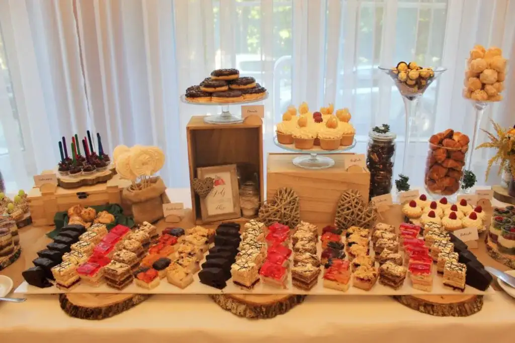 Ile ciasta na wesele 120 osób? Oblicz idealną ilość na przyjęcie