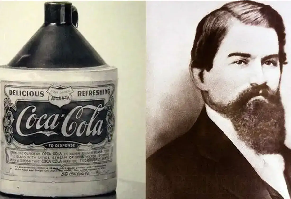 Botella antigua de Coca-Cola y retrato de John Pemberton.