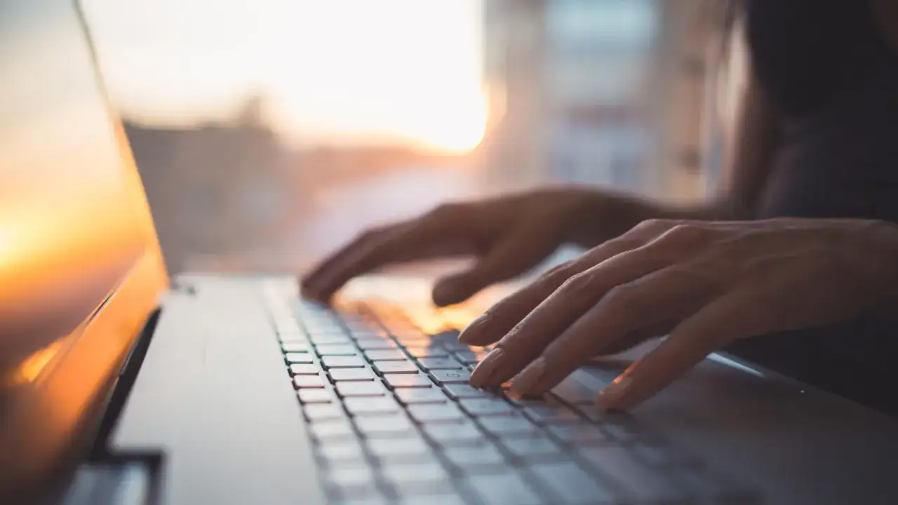 Jak zrobić zdjęcie laptopem? Prosty poradnik krok po kroku