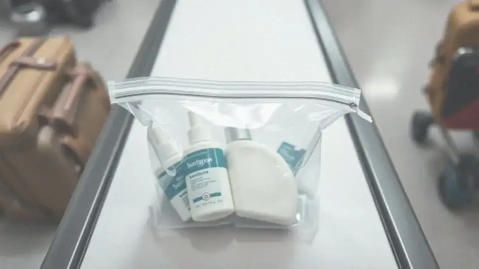 Ile płynów można przewieźć w bagażu rejestrowanym bez ryzyka?