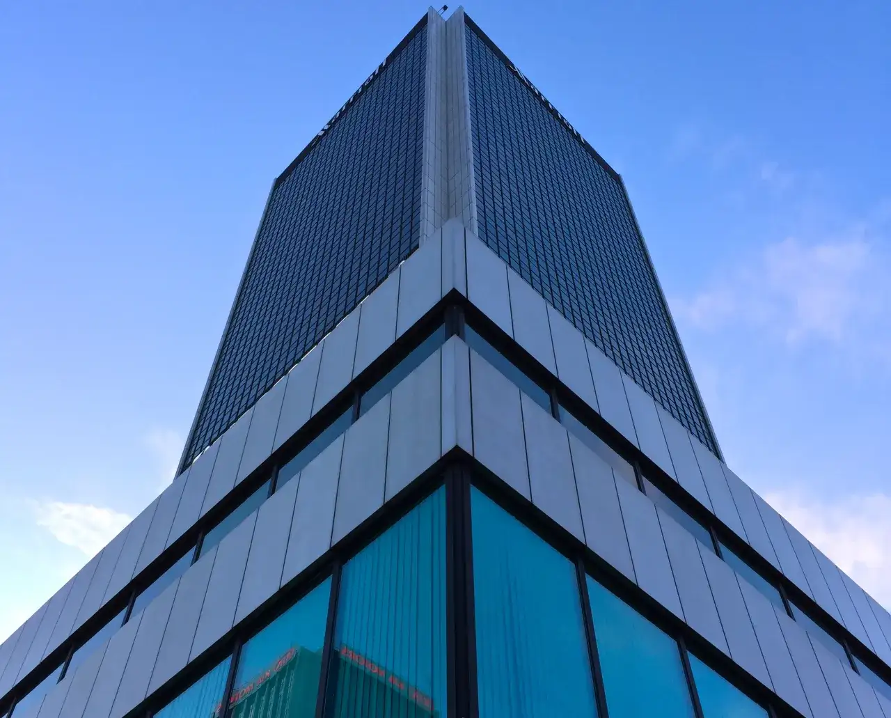 Ile pięter ma hotel Marriott w Warszawie? Zaskakujące informacje