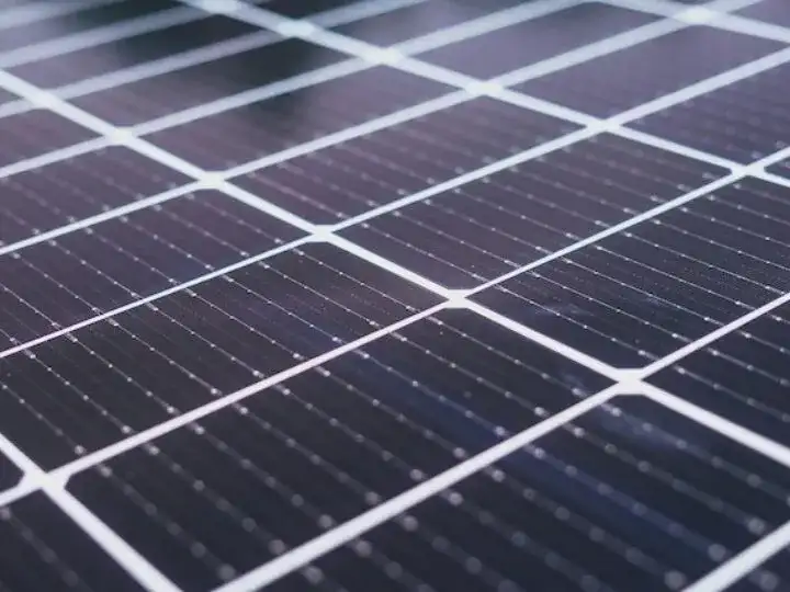 Jak wybrać piec CO do fotowoltaiki, aby zaoszczędzić na kosztach?