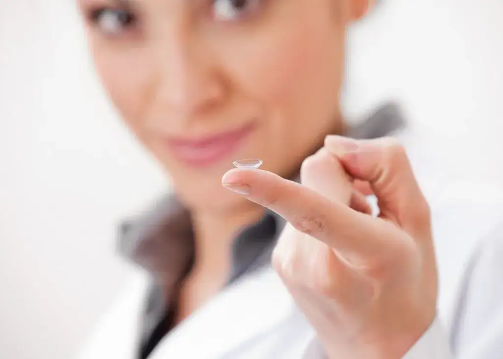 Dlaczego noszenie soczewek jednodniowych dłużej grozi utratą wzroku?