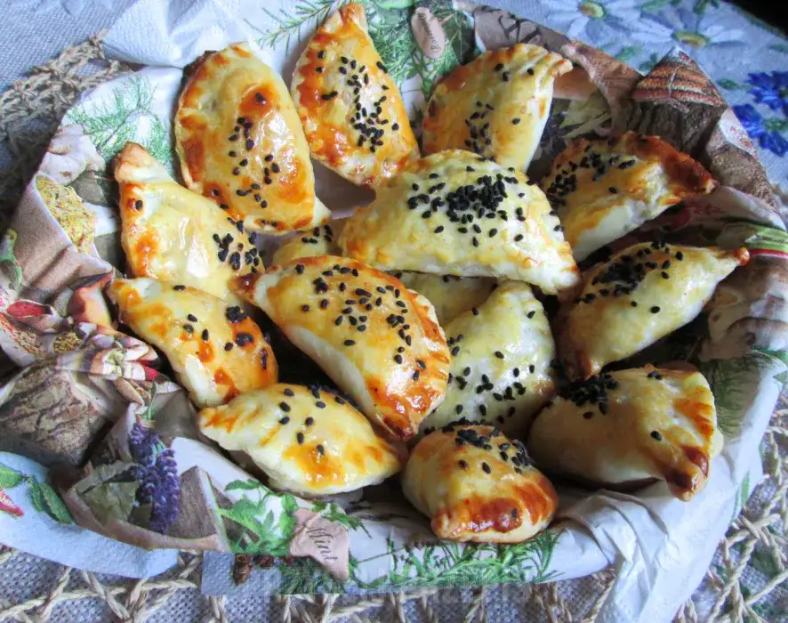 Przepis na pierożki z ciasta francuskiego: Krok po kroku + Porady