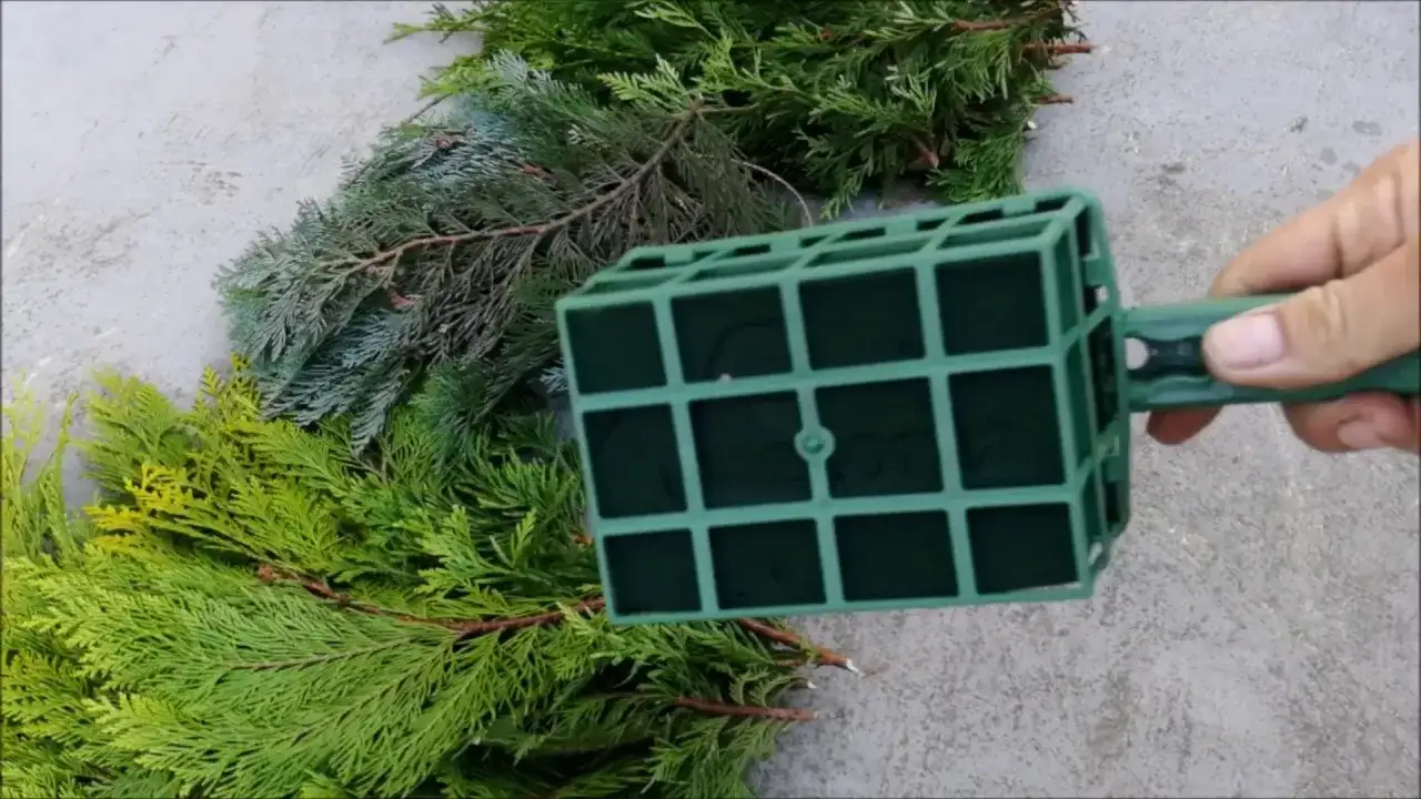 Jak zrobić stroik na cmentarz na gąbce florystycznej - krok po kroku