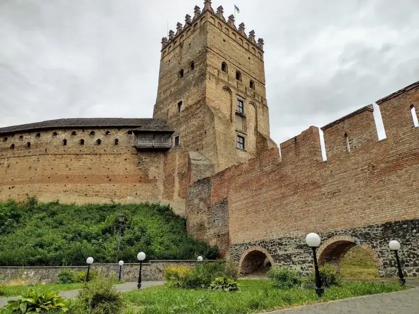 Zamek w Łucku: tajemnice historii i niezwykłe atrakcje turystyczne