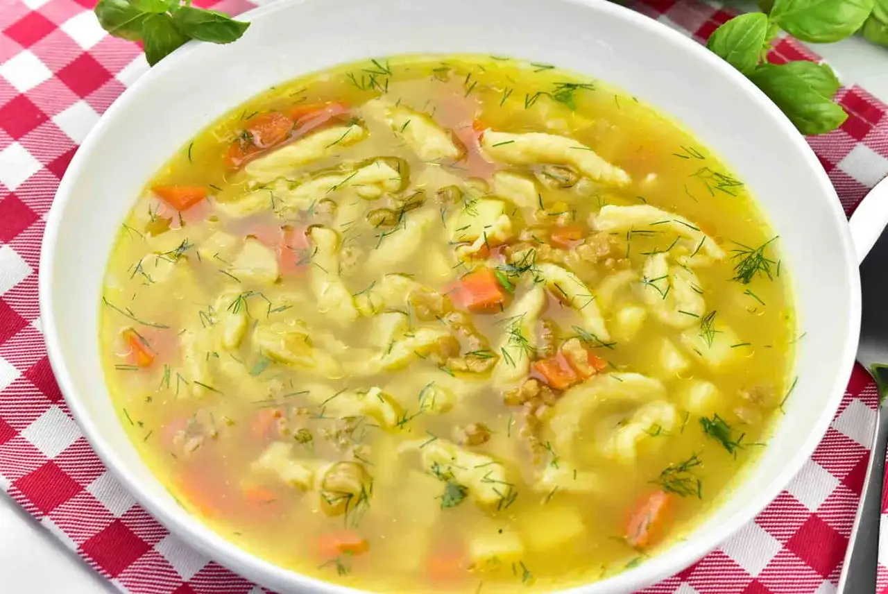 Dlaczego warto dodać zacierki do zupy dziadowskiej? Sprawdzamy!