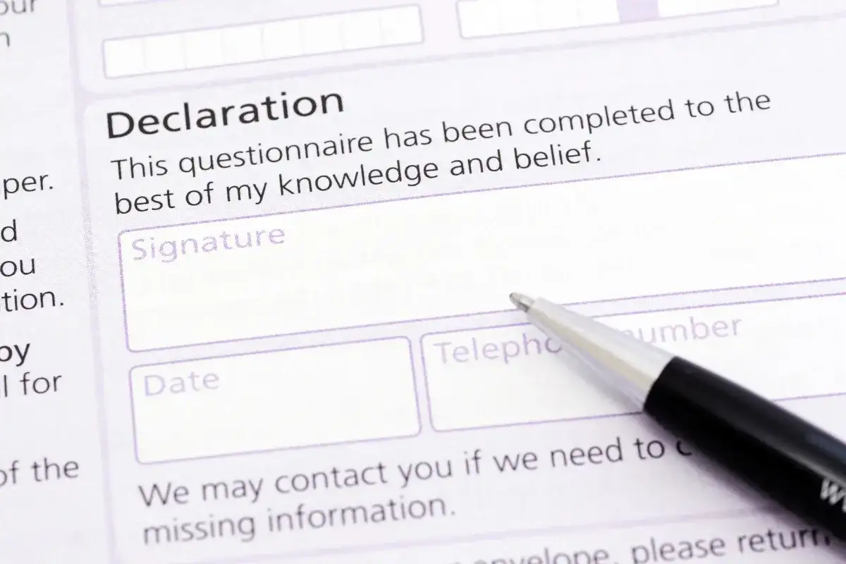 Formularz z sekcją "Declaration" i polem na podpis. Dowiedz się, jak napisać oświadczenie.