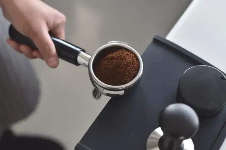 Czy można wsypać kawę mieloną do ekspresu? Sprawdź, co musisz wiedzieć