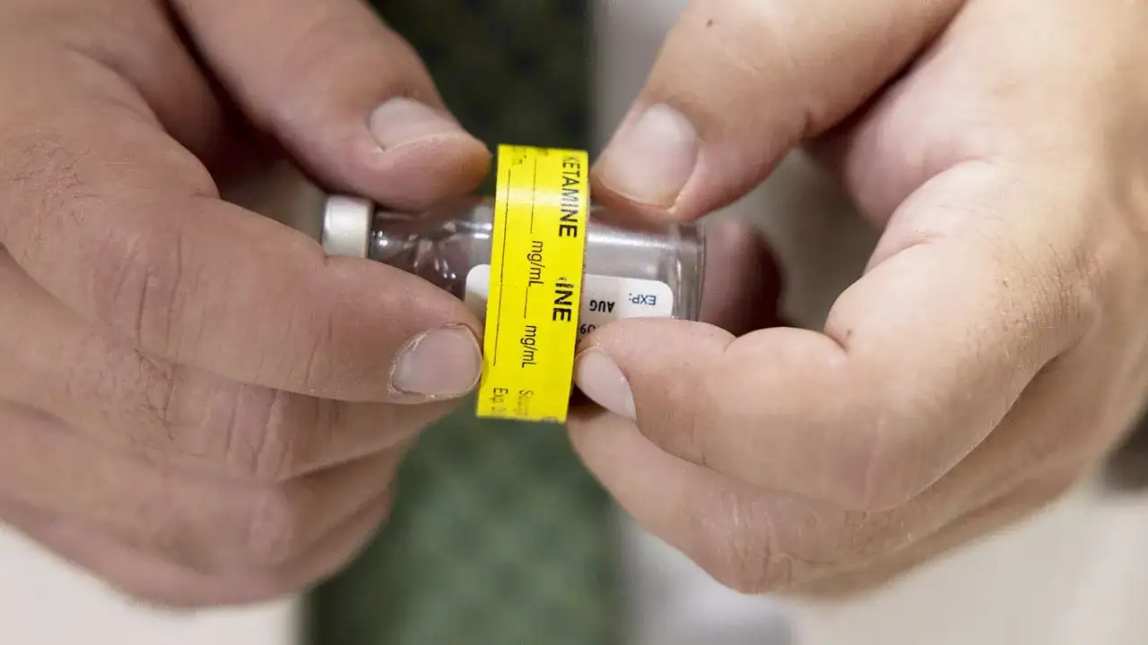 Czy ketamina jest na receptę? Poznaj jej przepisy i zastosowanie