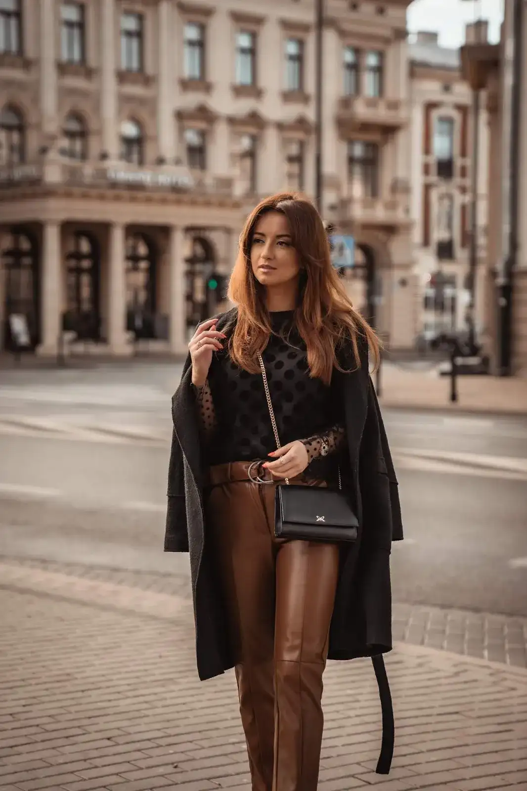 Stylizacja spodni skórzanych: modne zestawy na każdą okazję i porady pielęgnacyjne