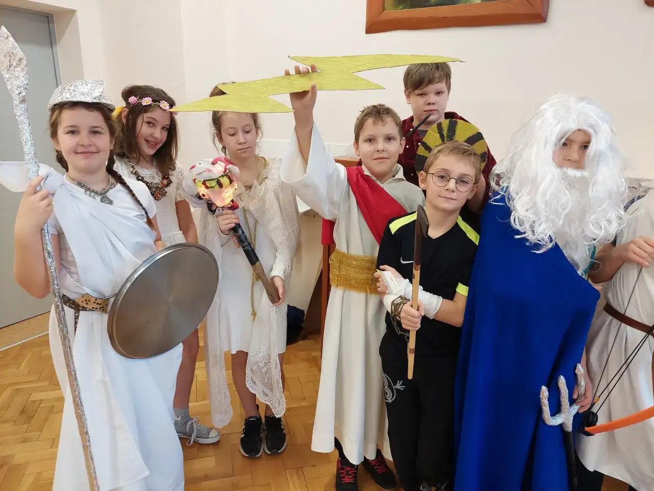 Jak zrobić strój bogini greckiej dla dzieci - proste instrukcje krok po kroku