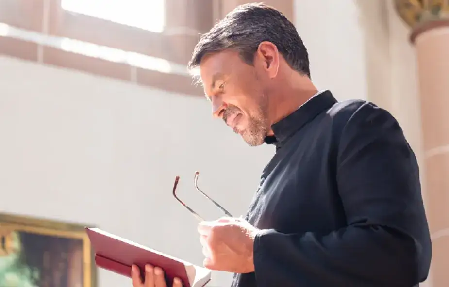 Jak mówić do księdza, aby zawsze okazać mu szacunek i uprzedzenie