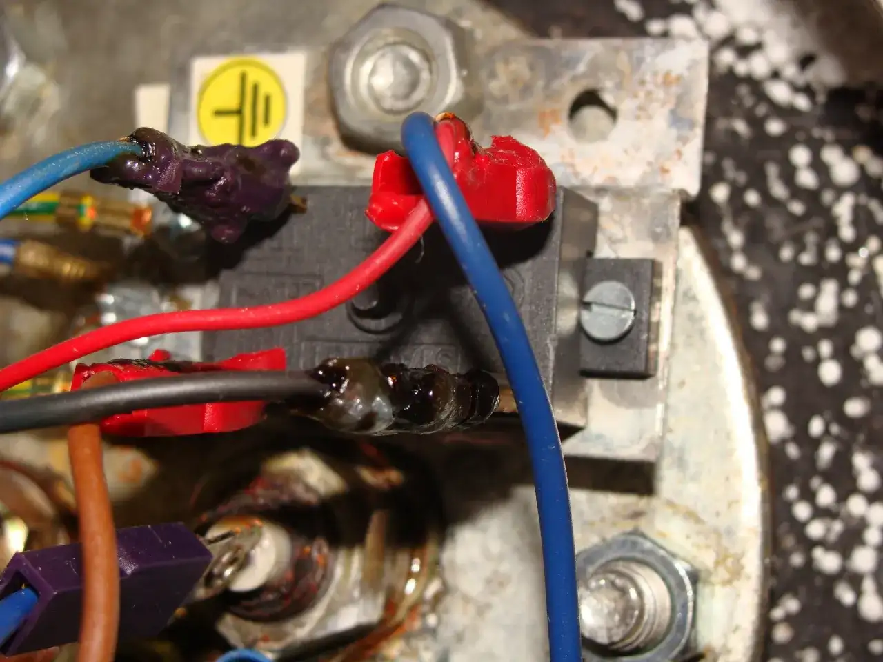 Jak sprawdzić czy grzałka w bojlerze jest spalona i uniknąć kosztów naprawy