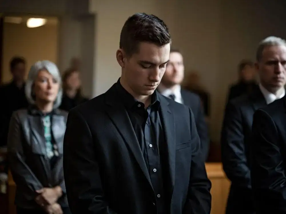 Jaka koszula na pogrzeb? Biała to pewniak. Zobacz dlaczego.