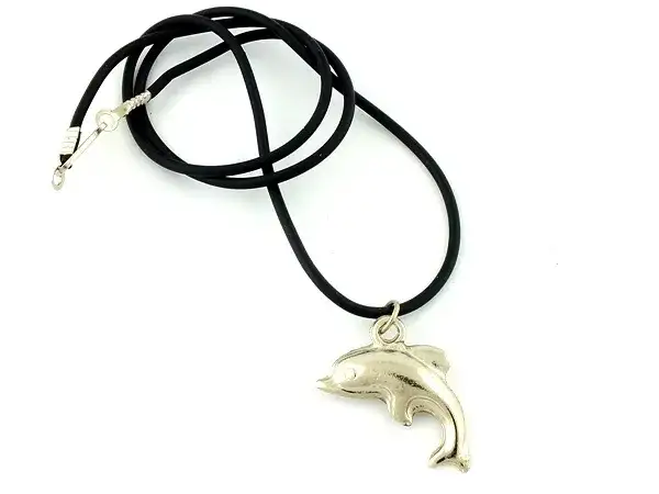 Wisiorek delfin znaczenie: odkryj jego symbolikę i moc talizmanu