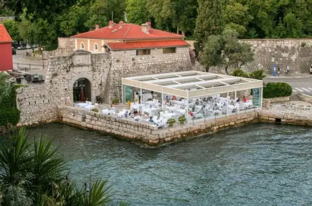 Gdzie zjeść w Zadarze? Odkryj najlepsze restauracje i smaki Dalmacji