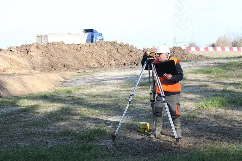 Geodeta w budowie domu: Niezbędny przewodnik po jego roli i usługach