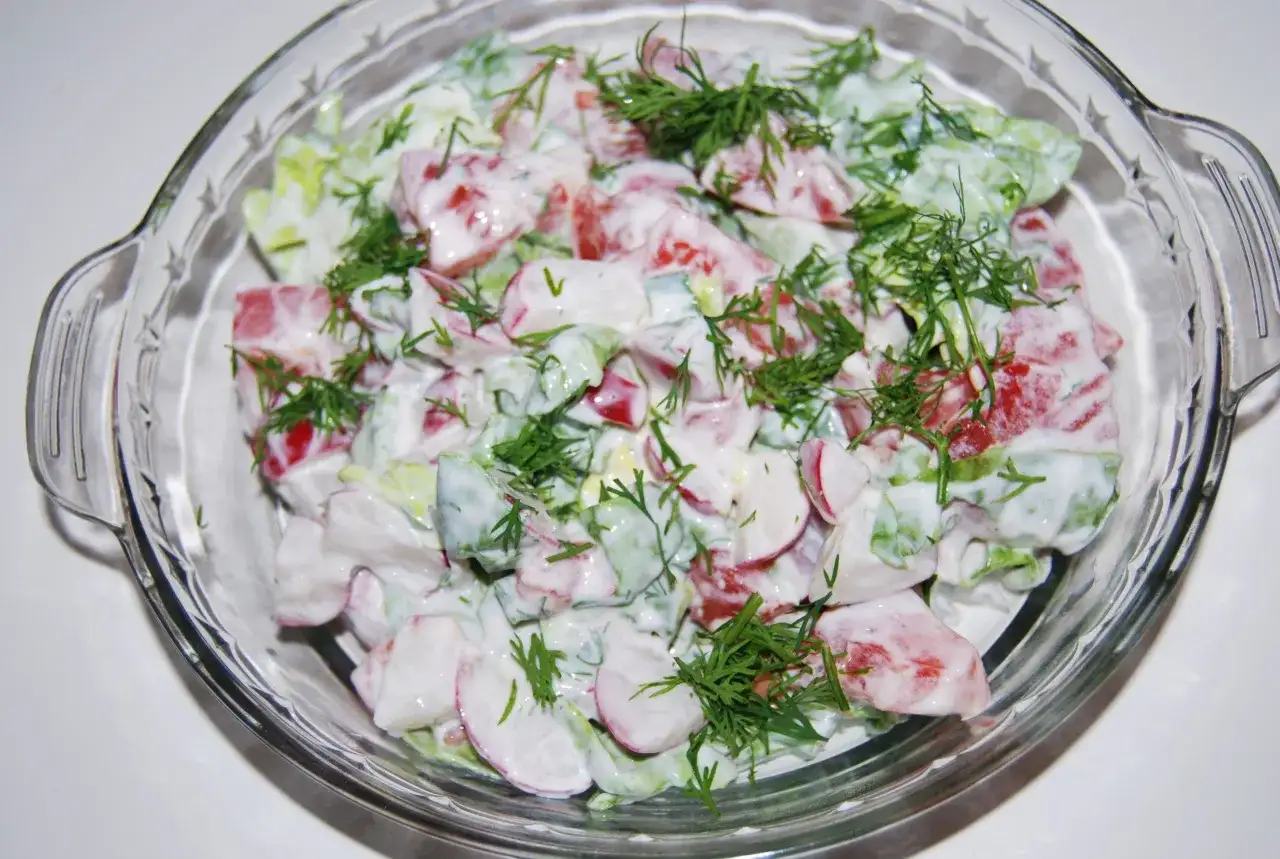 Szybka i prosta sałatka z rzodkiewki – idealny przepis na lato