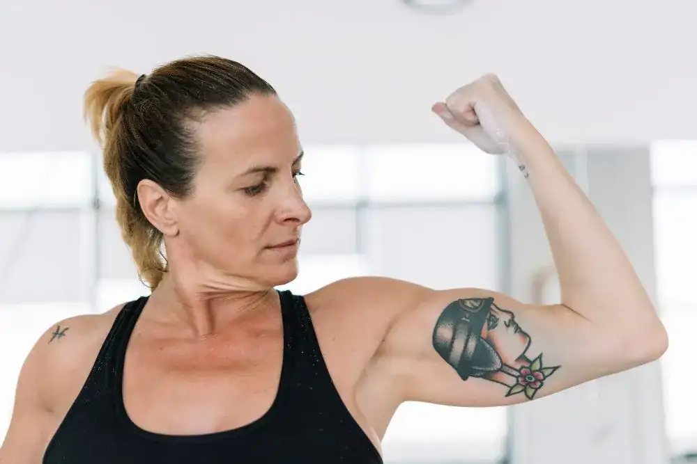 Tatuaż a ćwiczenia: Kiedy bezpiecznie wrócić do treningu?