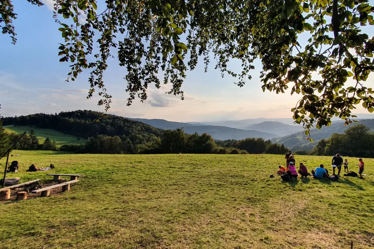 Bacówka nad Wierchomlą: Kompletny przewodnik po szlakach i noclegach