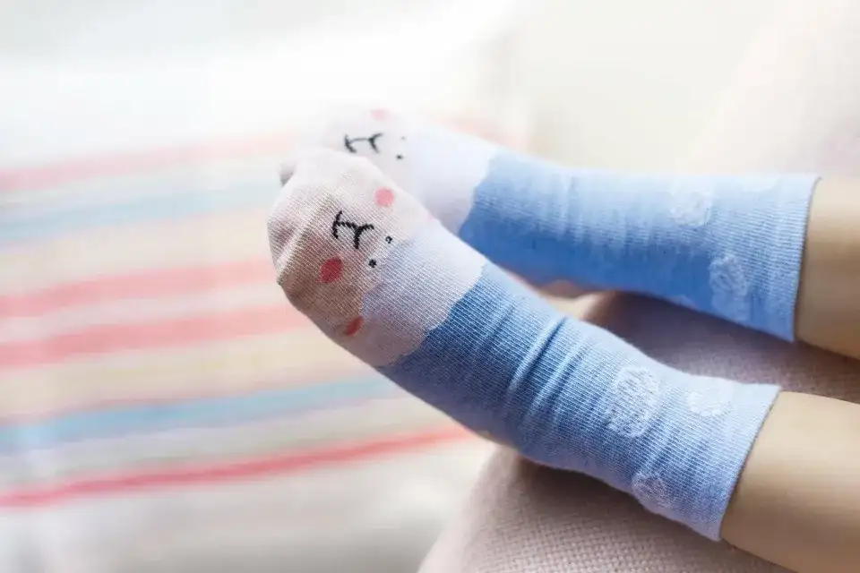 Rozmiar skarpetki 13 15 na jaki wiek? Odpowiedź, która zaskoczy rodziców