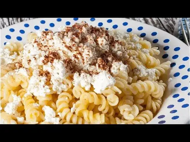 Prosty przepis na makaron z twarogiem na słodko – idealny deser w kilka minut