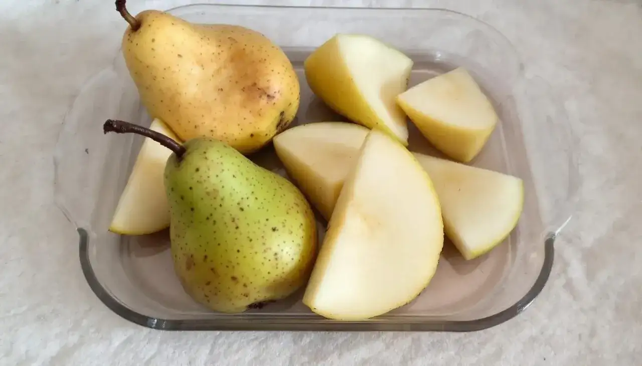 Gruszka dla psa: Bezpieczna przekąska? Poznaj zasady podawania