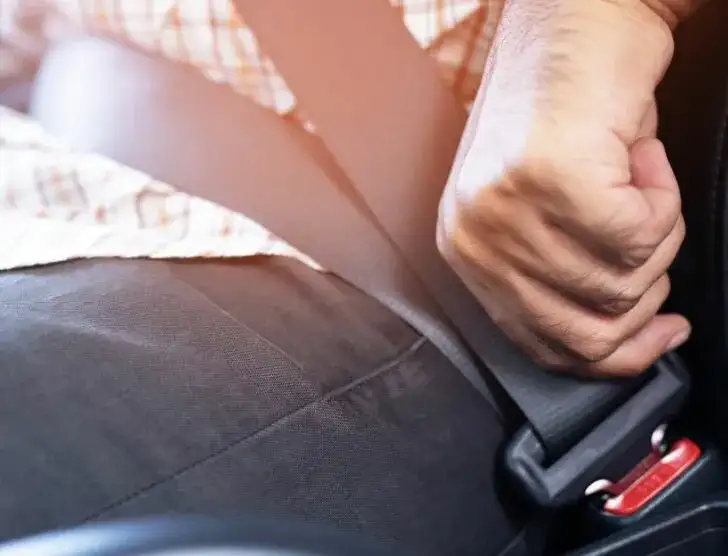 Kiedy nie trzeba zapinać pasów bezpieczeństwa? Oto ważne wyjątki