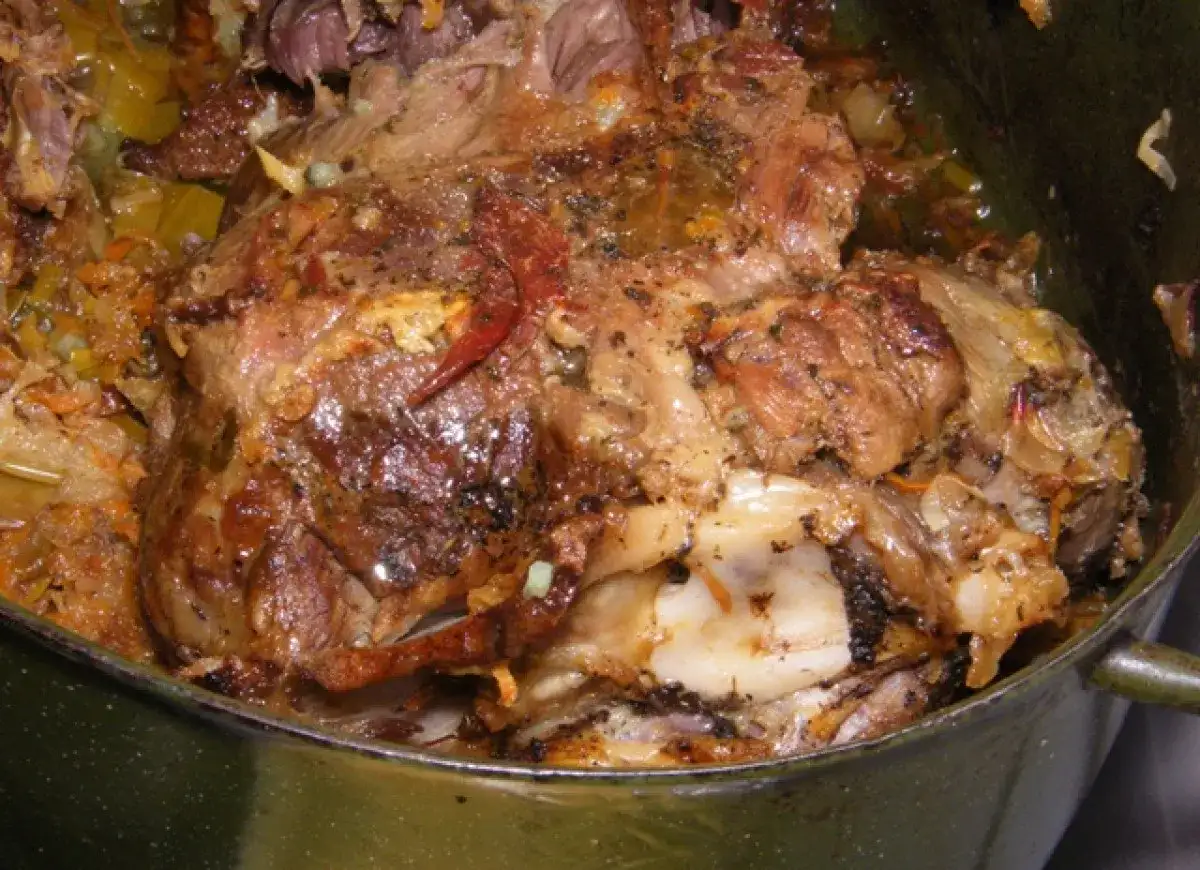 Pieczona jagnięcina w garnku z warzywami i przyprawami.