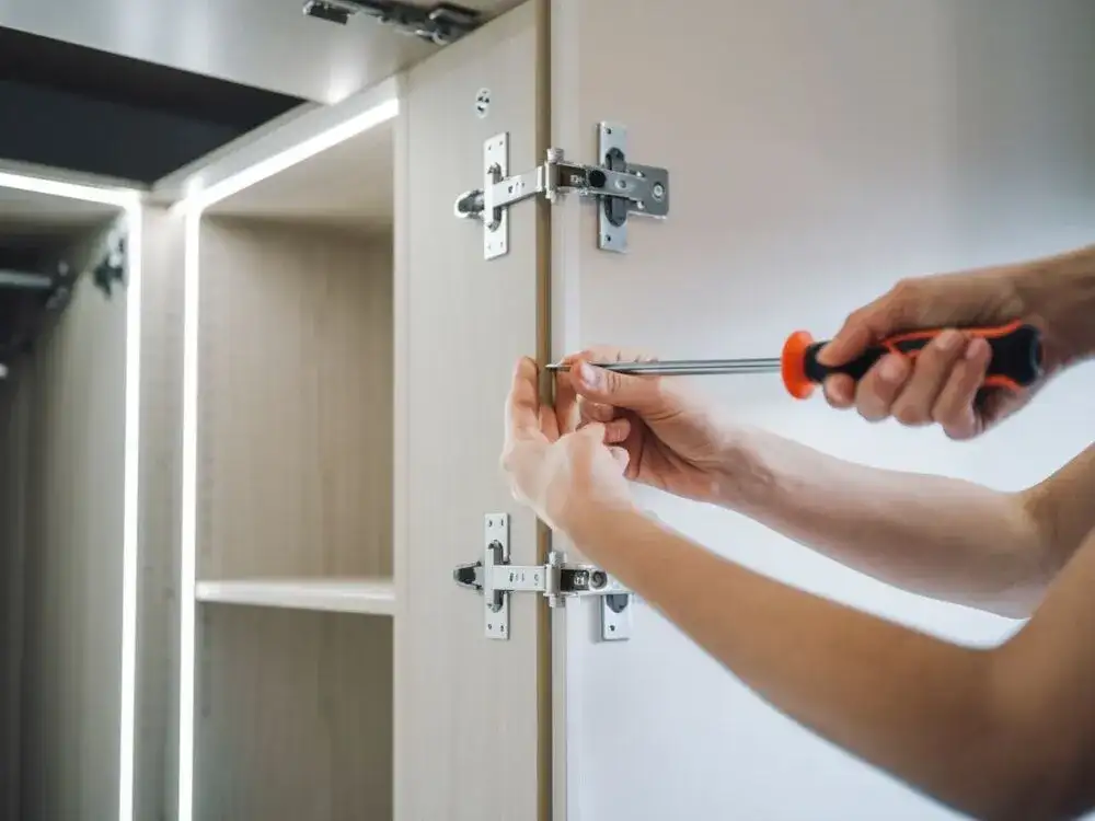 Jak wyregulować drzwi? Poradnik krok po kroku dla każdego!