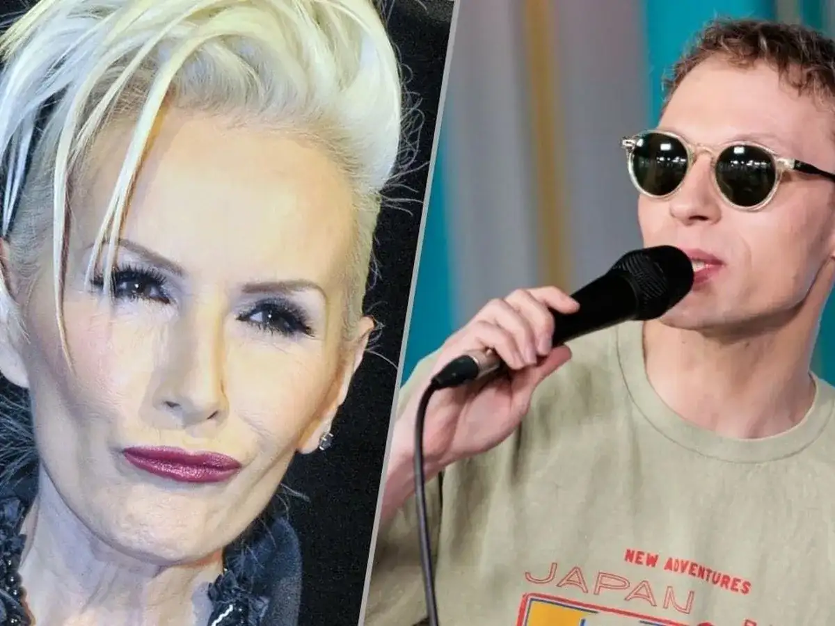 Kobieta z blond włosami i mężczyzna w okularach śpiewają. Tekst piosenki "czekam na wiatr co rozgoni" pasuje do tej sceny.