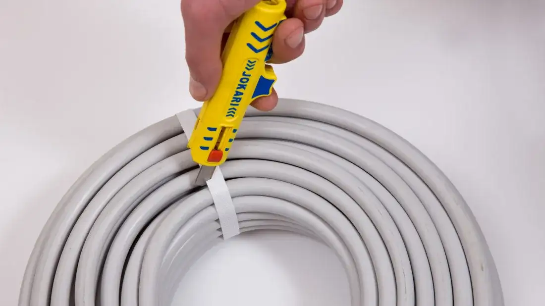 Jak zdjąć izolację z kabla bez uszkodzenia przewodów – proste metody