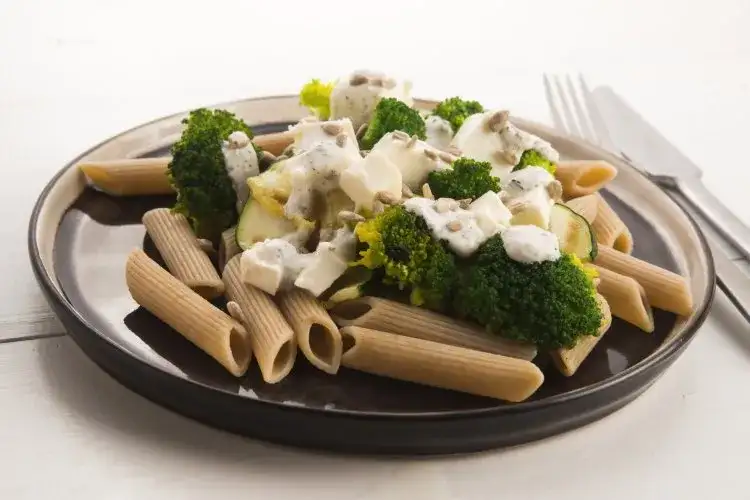 Przepis na fit sałatkę z makaronem pełnoziarnistym: Szybki sposób na dietę