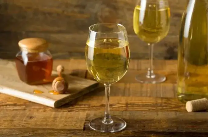 Jak zrobić miód pitny w domu - prosta receptura na pyszny trunek