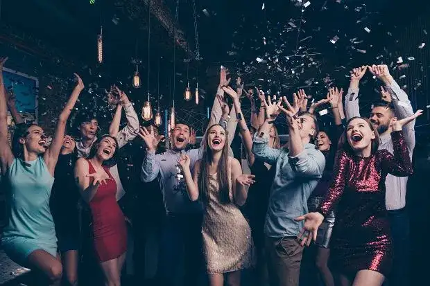Jak ubrać się do klubu w Polsce? Poradnik i stylizacje