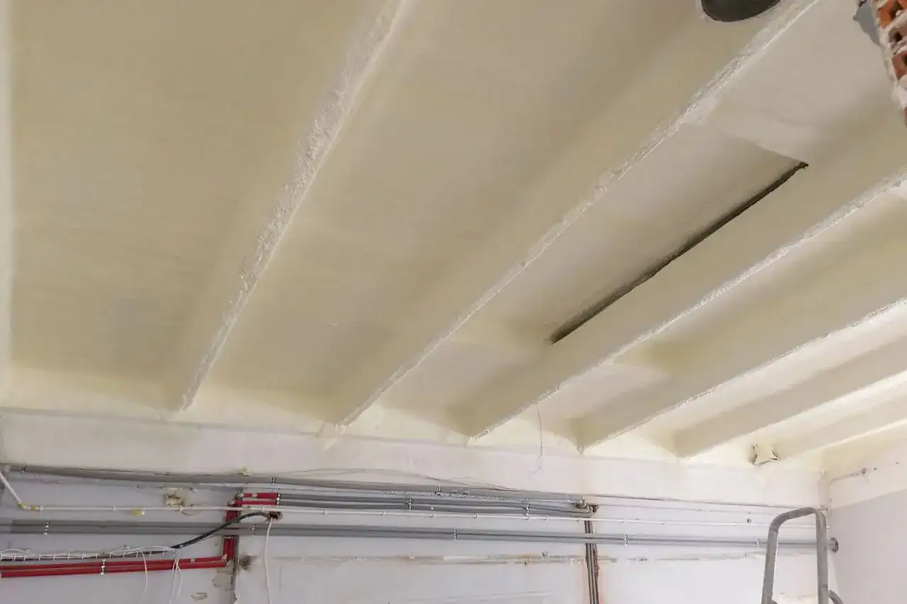 Jak ocieplić strop betonowy od spodu? Oszczędź na rachunkach!