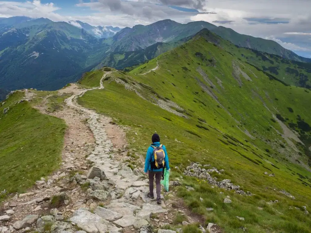 Czy w ciąży można chodzić po górach? Bezpieczne wędrówki dla mam