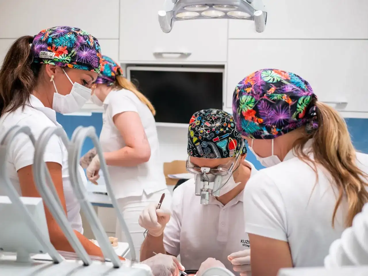 Zdjęcie szwów z dziąsła: Czy to boli? Sprawdź, co poczujesz!