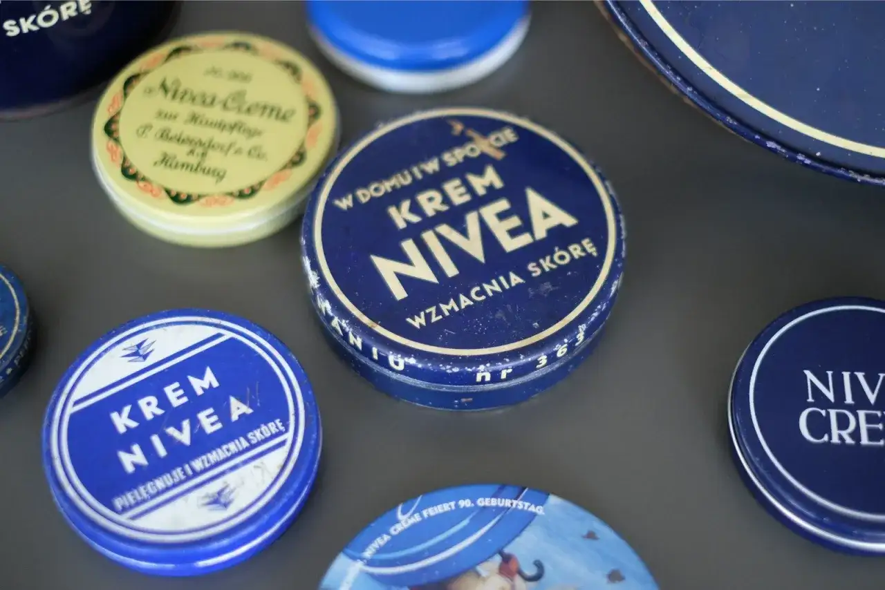 Krem Nivea jest dobry, co potwierdzają liczne opakowania tego kultowego kosmetyku. Wiele z nich to stare puszki z napisem "Krem Nivea", świadczące o jego długiej historii.