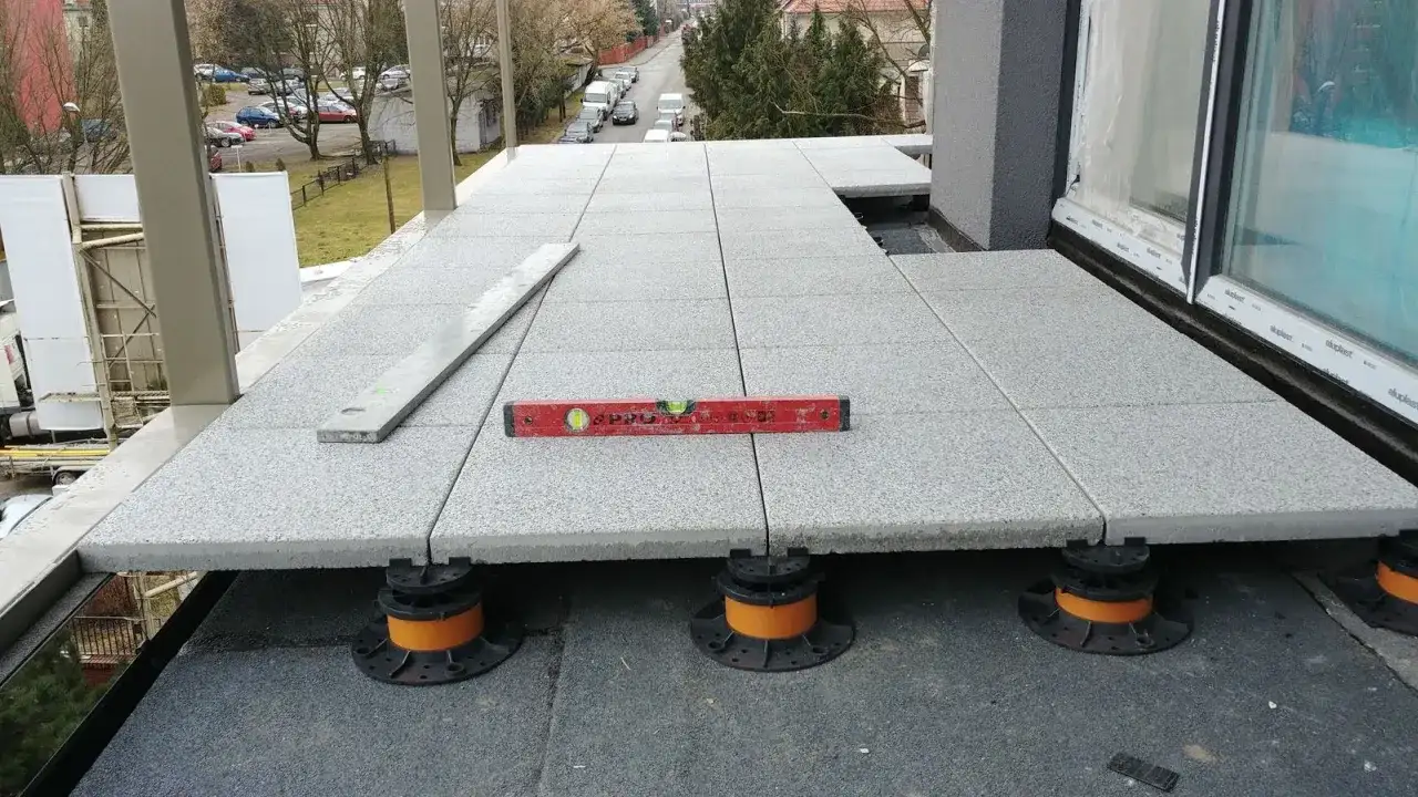 Blacha na balkon: alternatywa dla płytek - zalety i wady