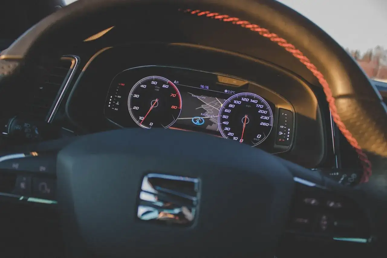 Deska rozdzielcza Seat Ibiza 4. Widok na zegary, nawigację i kierownicę. Szukasz opisu bezpieczników?