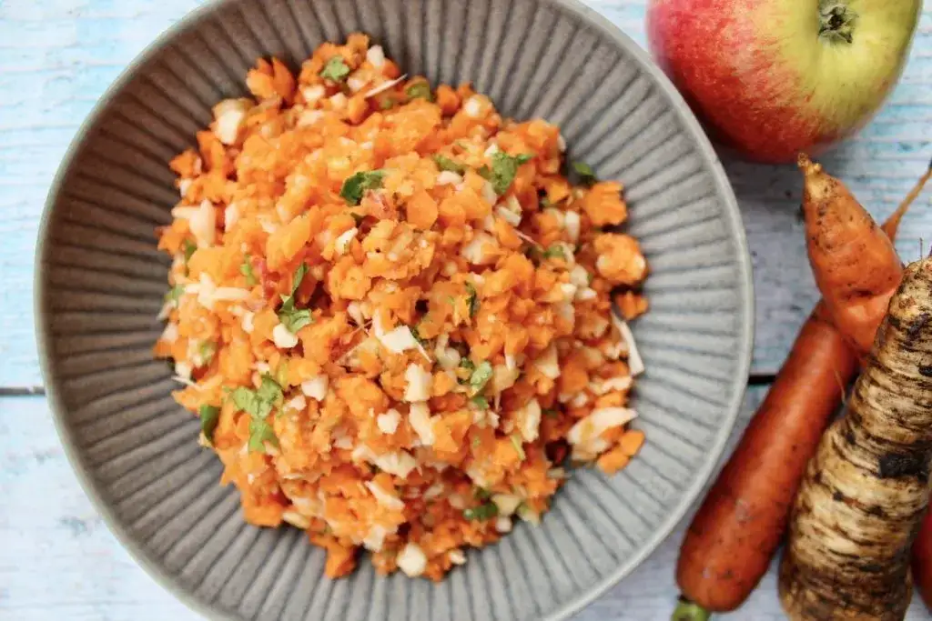 Jak zrobić surówkę z marchewki i jabłka - łatwy przepis na zdrową sałatkę
