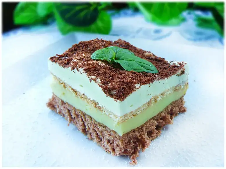 Przepis na ciasto miętowe z landrynkami, które zachwyci każdego smakosza