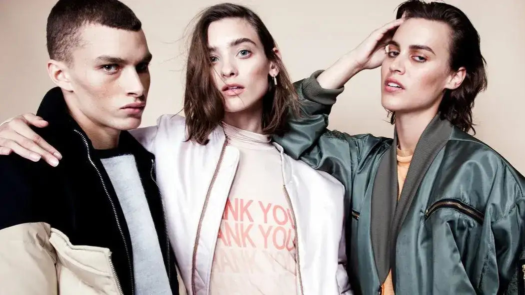 Jakie ubrania najczęściej mężczyźni pożyczają kobietom i dlaczego to robią?