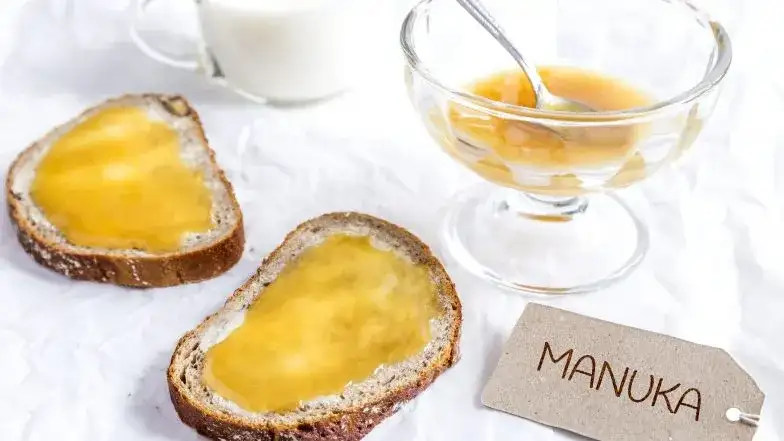 Jak prawidłowo stosować miód manuka? Korzyści, dawkowanie i przeciwwskazania