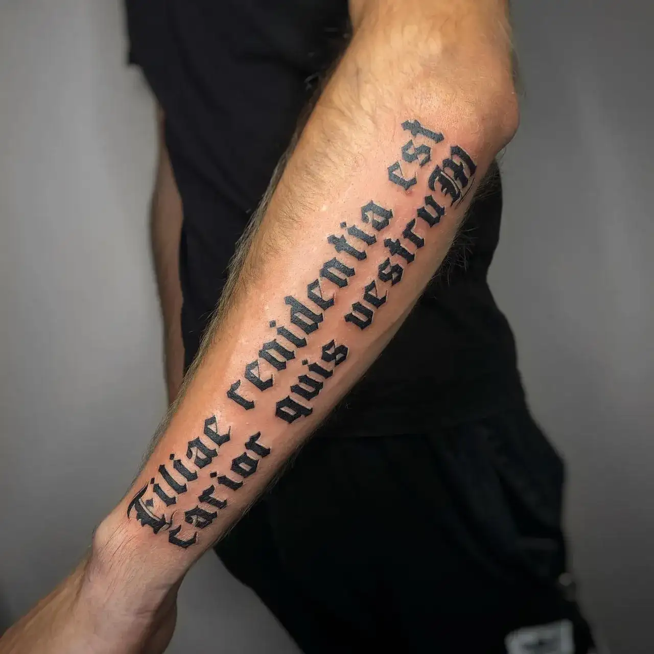 Pomysły na napis na tatuaż męski - znajdź inspirację dla siebie